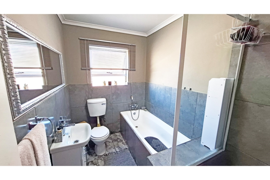 2 Bedroom Property for Sale in Guldenland Western Cape